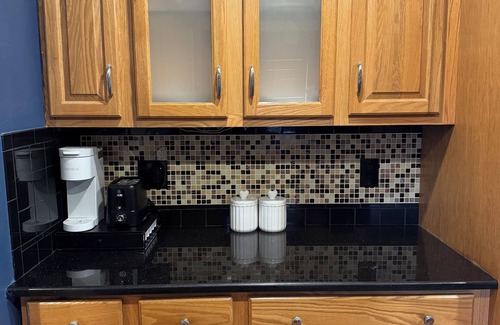 Dearborn Heights House | Charming 3-bedroom house with AC, WiFi in serene Dearborn Heights