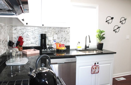 Baltimore House | Charming 3-bed/with WiFi/Workplace, AC in welcoming Baltimore/near everything