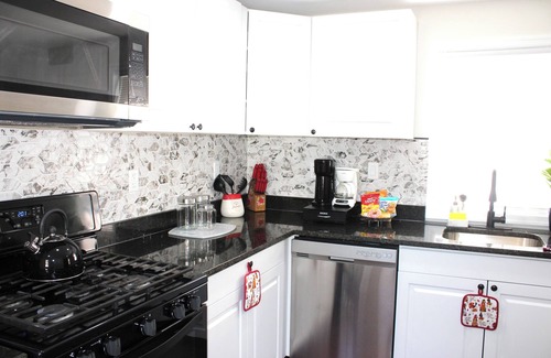 Baltimore House | Charming 3-bed/with WiFi/Workplace, AC in welcoming Baltimore/near everything