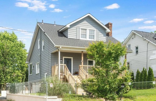 Cheverly House | Charming 3-bedroom house walk to metro station