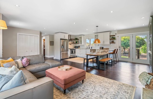 Port Weller House | Charming 3-Bedroom Orchard Retreat with Private Pool & Sauna | Sleeps 7