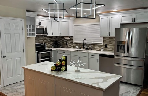 Norfolk - Virginia Beach House | Charming 3-bedroom upstairs unit apartment with WiFi and AC in Virginia Beach!