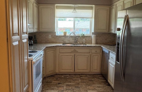 Central Oklahoma City House | Charming 3-bedroom house with fitness room, art station, WiFi in Oklahoma City