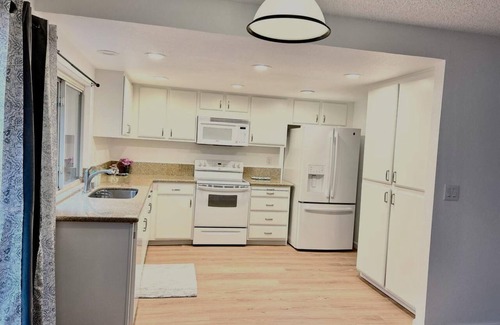 Pleasant Hill House | Charming 3-bedroom house with WiFi and AC in Pleasant Hill
