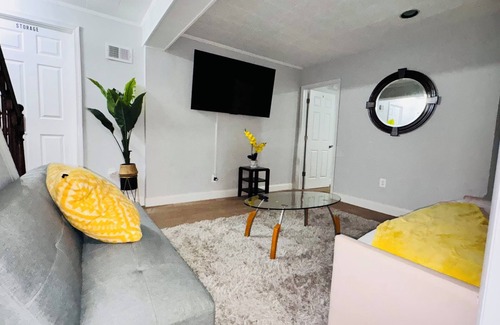 Wheaton-Glenmont House | Charming 3-bedroom 3 bath Basement Apt/AC and WiFi in pleasant Silver Spring