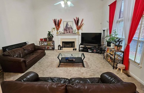Suwanee House | Charming 3-bedroom 3 ba house with WiFi, AC pet friendly in tranquil Suwanee