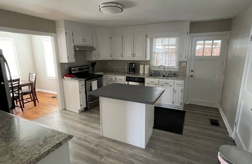 Forest Lake House | Charming 3-bedroom and 2 bath house with AC and WiFi in Tuscaloosa.