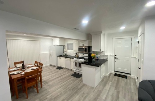 Syracuse House | Charming 3-bedroom apartment with WiFi, AC in Syracuse