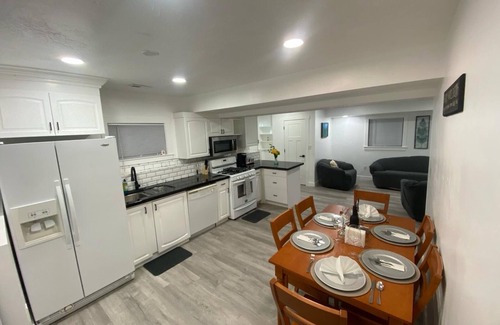 Syracuse House | Charming 3-bedroom apartment with WiFi, AC in Syracuse