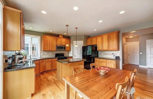 Martha Lake Bed & Breakfast | Charming 3-bedroom bed & breakfast in Mill Creek with WiFi. Close to town center