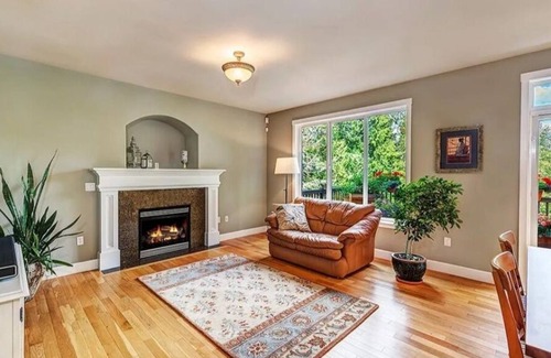 Martha Lake Bed & Breakfast | Charming 3-bedroom bed & breakfast in Mill Creek with WiFi. Close to town center