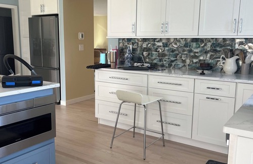 Laurel House | Charming 3-bedroom bay front home totally renovated jacuzzi, fireplace & sunroom