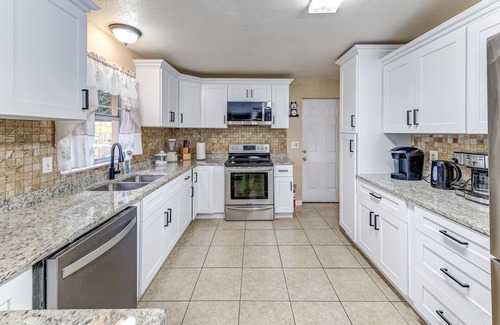 Rio Grande Park House | Charming 3-bedroom bungalow with WiFi, AC in welcoming Orlando