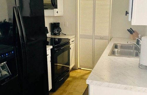 Cocoa West House | Charming 3-bedroom bungalow with AC and WiFi in welcoming Cocoa