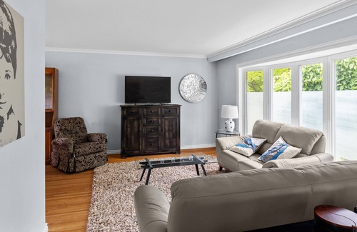 Clarkson-Lorne Park House | Charming 3-Bedroom House with Expansive Backyard - Adorned with Majestic Trees