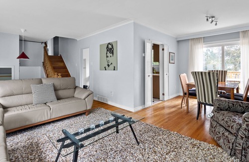 Clarkson-Lorne Park House | Charming 3-Bedroom House with Expansive Backyard - Adorned with Majestic Trees