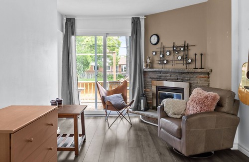 Clarkson-Lorne Park House | Charming 3-Bedroom House with Expansive Backyard - Adorned with Majestic Trees