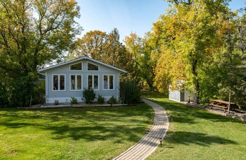 Petersfield Cabin | Charming 3-bedroom cabin in wonderful Petersfield with WiFi and TV