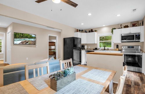 The Peaks at Lake Lure Cottage | Charming 3-Bedroom Cottage – Perfect for Family Getaways!"