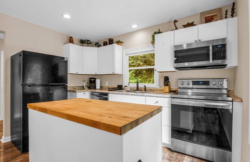 The Peaks at Lake Lure Cottage | Charming 3-Bedroom Cottage – Perfect for Family Getaways!"