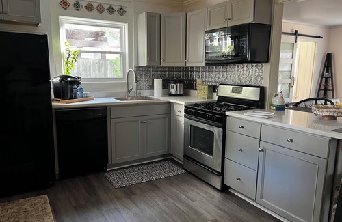 Greater Valley Brook Cottage | Charming 3-bedroom cottage in serene Scottdale with AC, WiFi