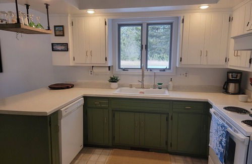 Two Rivers House | Charming 3-bedroom dog friendly home on 5 acres in Two Rivers.