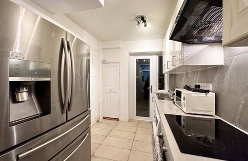London Borough of Hounslow House | Charming 3-bedroom family home close to Richmond
