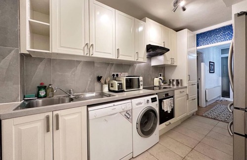 London Borough of Hounslow House | Charming 3-bedroom family home close to Richmond