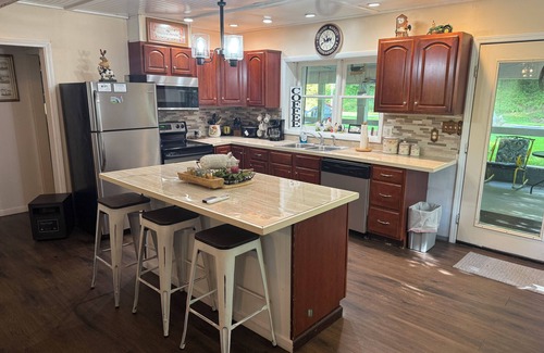Stanton Other | Charming 3-bedroom farmhouse with Hot Tub, WiFi and Fire Pit. Close to RRG