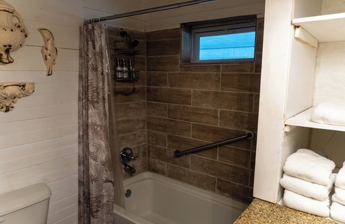 Stanton Other | Charming 3-bedroom farmhouse with Hot Tub, WiFi and Fire Pit. Close to RRG
