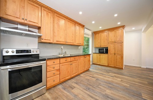 Brodheadsville Cottage | Charming 3-bedroom guest cottage in tranquil Effort with AC,Hot tub, Pool, Steam