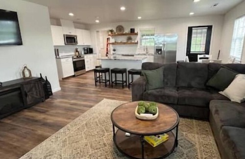 Farmington House | Charming 3-bedroom house in superb Farmington with WiFi, AC