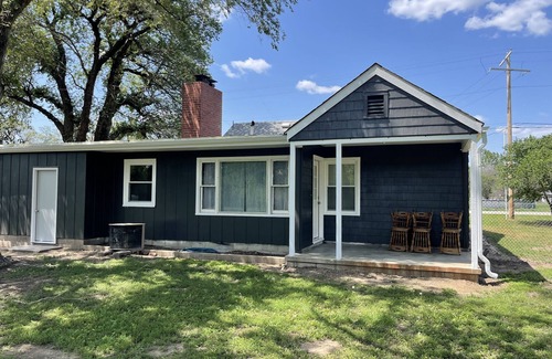 Hutchinson House | Charming 3-bedroom house in very quiet neighborhood with AC and WiFi.