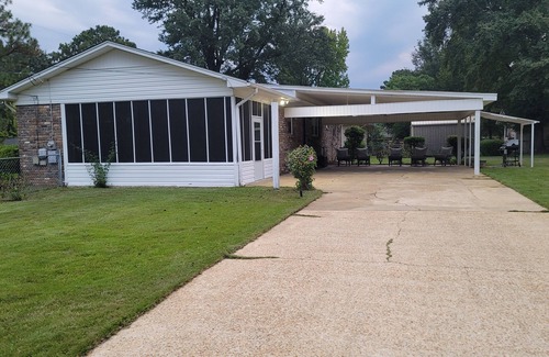Tuscaloosa House | Charming 3-bedroom house with WiFi, AC in enjoyable Tuscaloosa