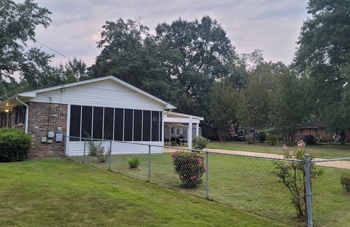 Tuscaloosa House | Charming 3-bedroom house with WiFi, AC in enjoyable Tuscaloosa