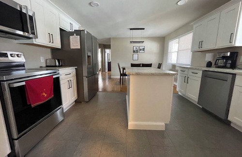 Winchester House | Charming 3-Bedroom House with Pool, WiFi, AC in Tranquil Winchester