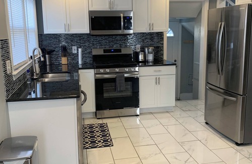 Detroit House | “Charming 3-Bedroom Hideaway – Your Home Away from Home Awaits!”