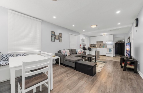 Crystal Beach House | Charming 3-Bedroom House with WiFi, AC & Hot Tub in Brilliant Crystal Beach
