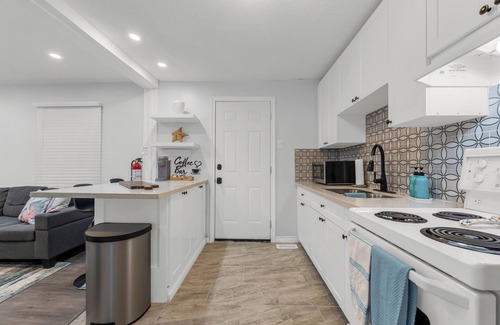 Crystal Beach House | Charming 3-Bedroom House with WiFi, AC & Hot Tub in Brilliant Crystal Beach