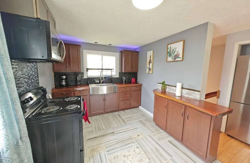 Rochester House | Charming 3-bedroom house with AC and WiFi near RIT & University of Rochester