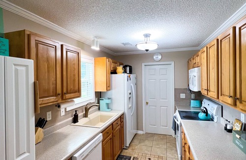Thomaston House | Charming 3-bedroom house on 3 acres in Thomaston with WiFi, fitness eqpmnt, AC