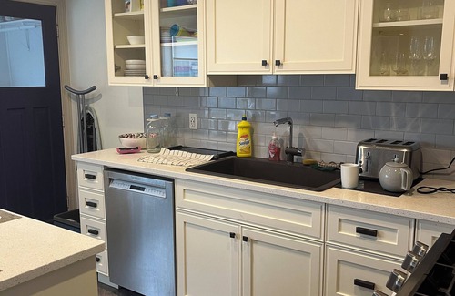 Kingston House | Charming 3-bedroom home in Kingston - walk to Queen's, downtown & lakefront!