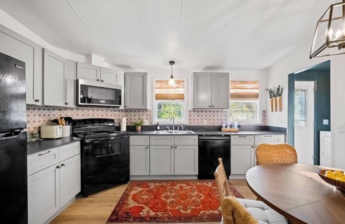 Summerlee House | Charming 3 bedroom home minutes from NRG featuring a fire pit/outdoor games