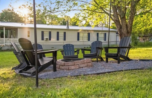 Summerlee House | Charming 3 bedroom home minutes from NRG featuring a fire pit/outdoor games