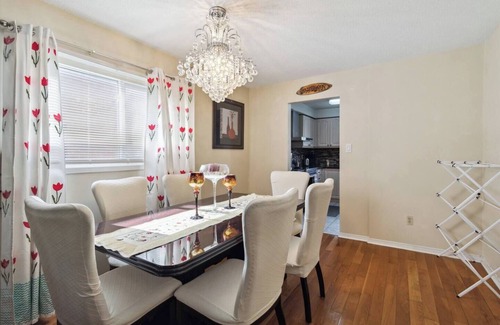 Brampton House | Charming 3-bedroom house in lovely Brampton with WiFi, AC