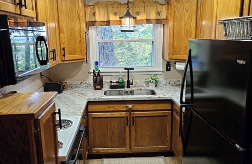 Clarkson House | Charming 3-bedroom house with WiFi and AC at welcoming Nolin Lake