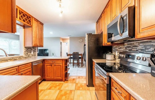 Interchange Square House | Charming 3-bedroom house with AC, WiFi in pleasant Palm Bay