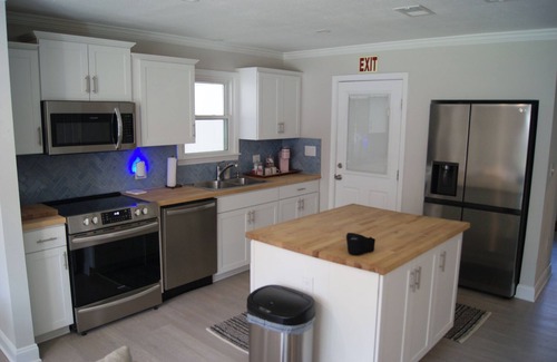 St. Marys House | Charming 3-bedroom house in St. Marys with AC, WiFi