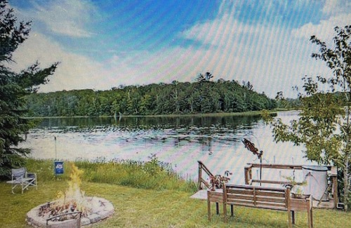 Superior House | Charming 3-bedroom house on Lake Amnicon, in Superior, WI.