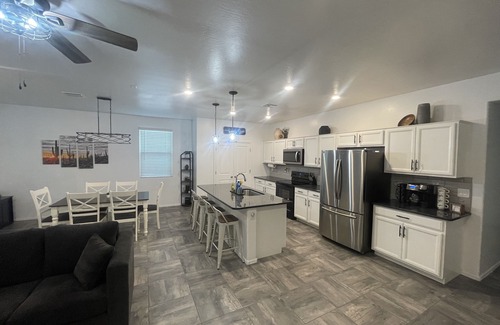 Surprise House | Charming 3-bedroom house with WiFi and AC in lovely Surprise. 30 day minimum
